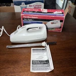 Vintage Hamilton Beach Model 285W Electric Knife Dual Blade Cutting. Fixed Price $16.00.