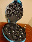 Sensio Bella 13547R Electric Cake Pop & Donut Hole Maker Turquoise TSK-2182MFA. Fixed Price $19.99.