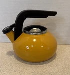 Kitchenaid 1.5 Quart Whistling Tea Pot Citrus Yellow Kettle. Fixed Price $14.99.
