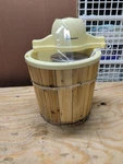 Elite Gourmet 4 Qt. Old Fashion Electric Ice Cream Maker Broken Lid Cracked Top. Fixed Price $50.00.