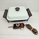 Vintage Toastess Electric Skillet Model 6610EG 8X8 Non Stick W/power Cord Works. Fixed Price $14.40.